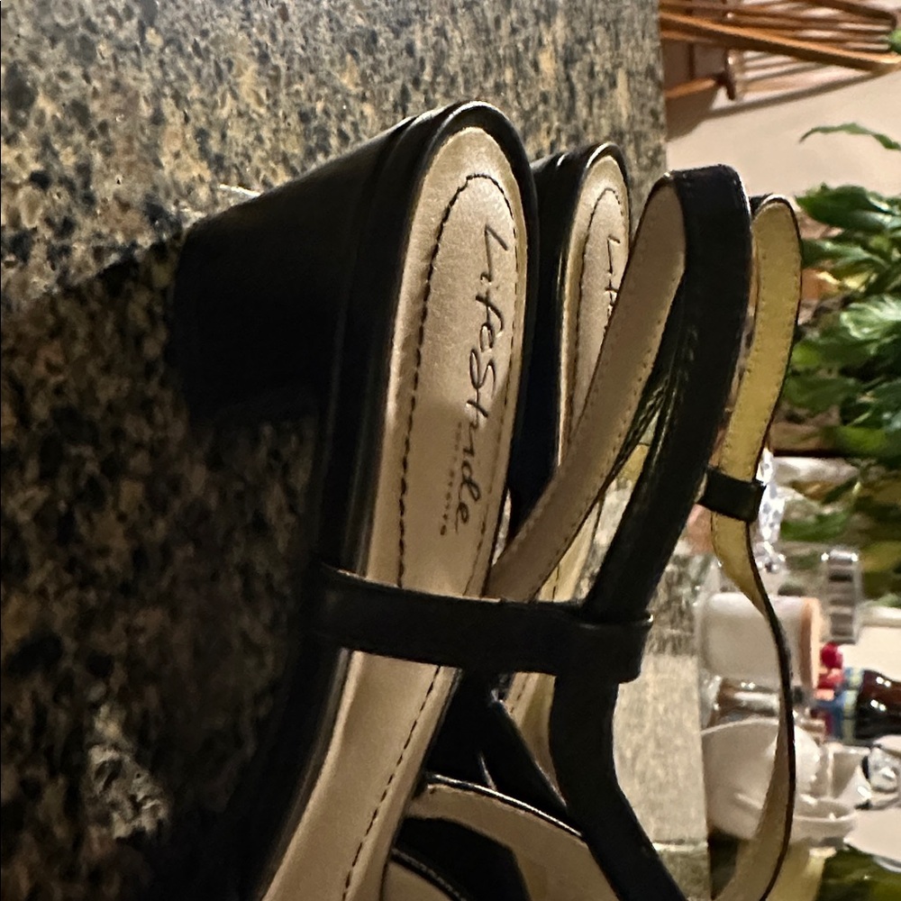EUC Life Stride Soft System Black Pointed Toe Slingback 1 1/4” Heels - Picture 4 of 4